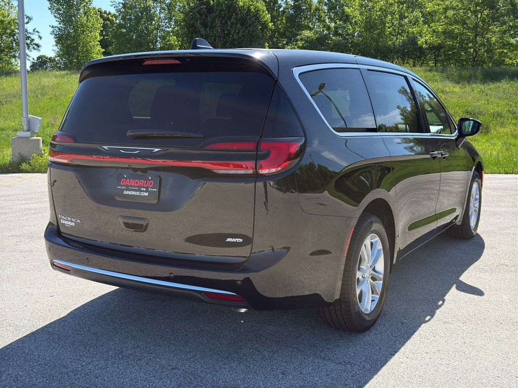 New 2027 Chrysler Pacifica Select w/ Family Tech Group AWD/4WD image 5