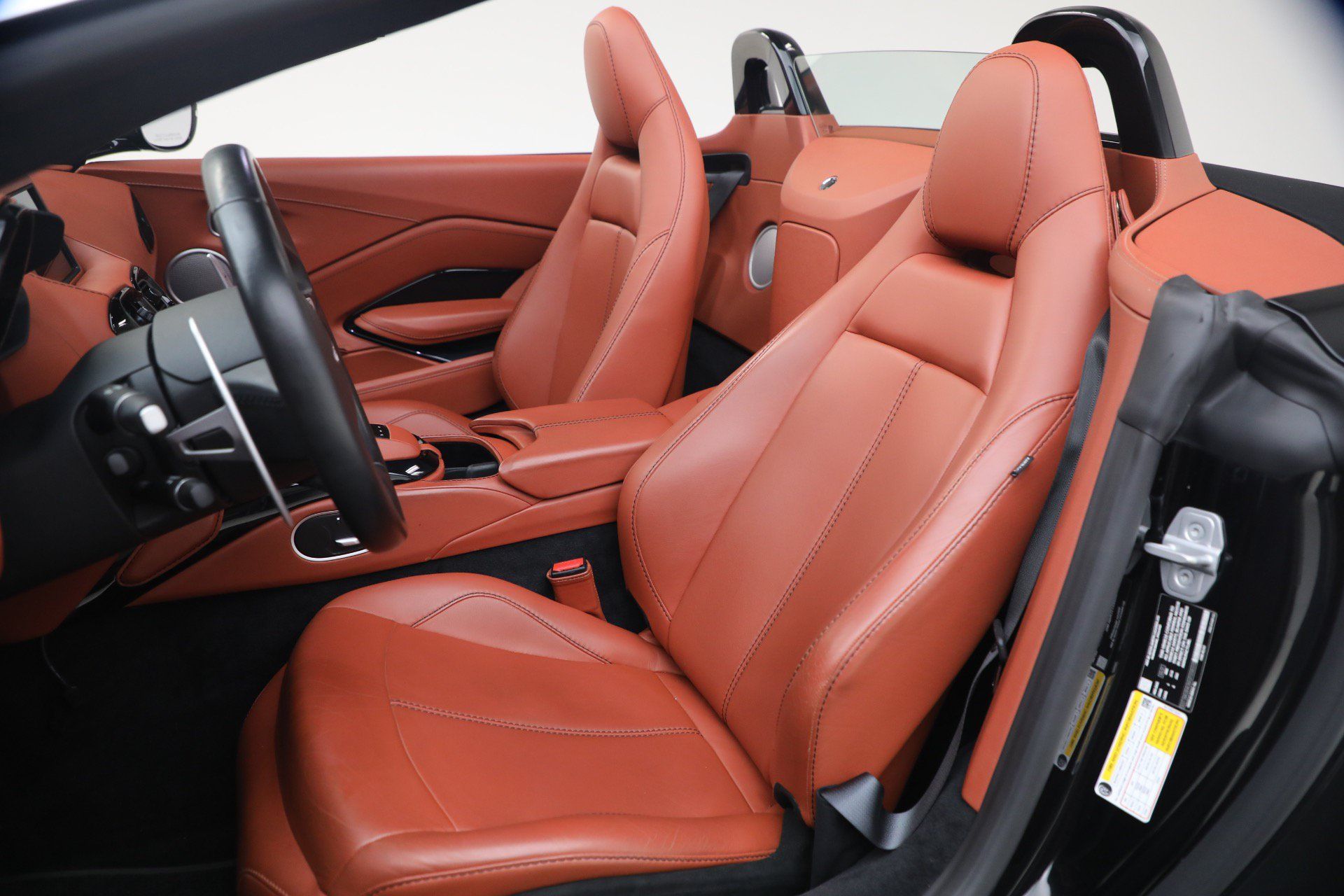 Used 2021 Aston Martin V8 Vantage Roadster RWD image 25