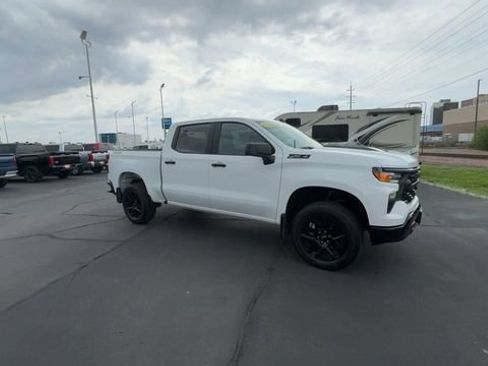 Used 2025 Chevrolet Silverado 1500 Custom Trail Boss w/ LPO, Dark Essentials Package AWD/4WD image 2