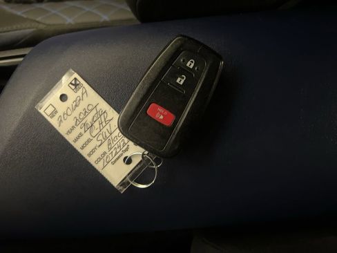 Used 2020 Toyota C-HR XLE image 19