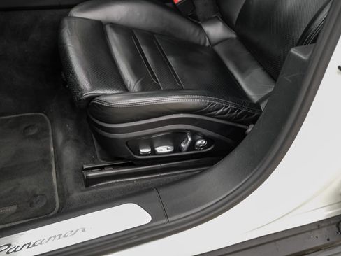 Used 2019 Porsche Panamera 4 image 30