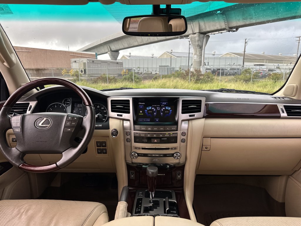 Used 2013 Lexus LX 570 4WD w/ Luxury Pkg w/Pre-crash image 14