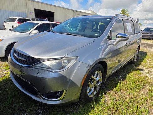 Used 2019 Chrysler Pacifica Limited FWD image 2
