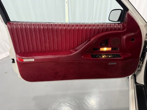 Used 1990 Oldsmobile Toronado Trofeo image 16