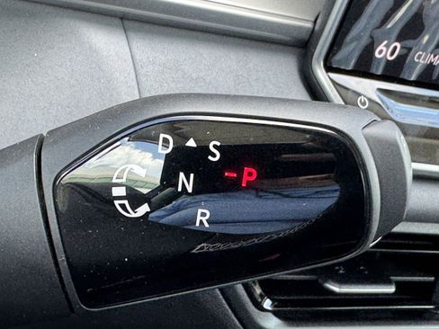 New 2025 Volkswagen Tiguan SE image 23