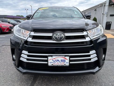 Used 2019 Toyota Highlander XLE AWD/4WD image 2