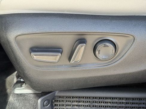 Used 2025 Toyota Sienna XLE FWD image 28