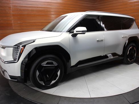 Used 2024 Kia EV9 Land image 10