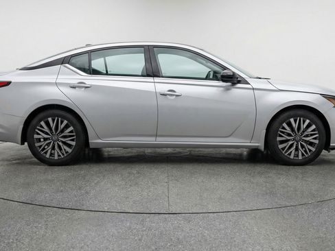 Used 2025 Nissan Altima 2.5 SV FWD image 11