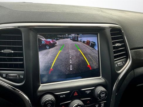 Used 2018 Jeep Grand Cherokee Altitude image 14