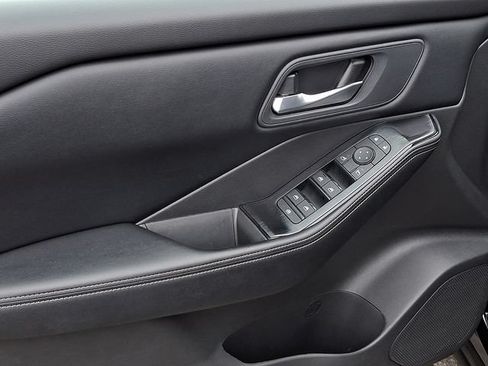 Used 2025 Nissan Rogue SV FWD image 12