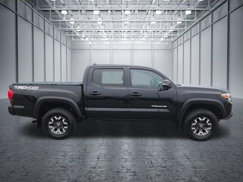 Used 2019 Toyota Tacoma TRD Off-Road AWD/4WD image 10
