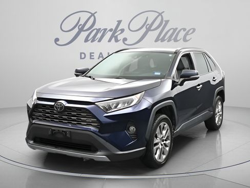 Used 2019 Toyota RAV4 Limited w/ Cold Weather Package FWD image 28