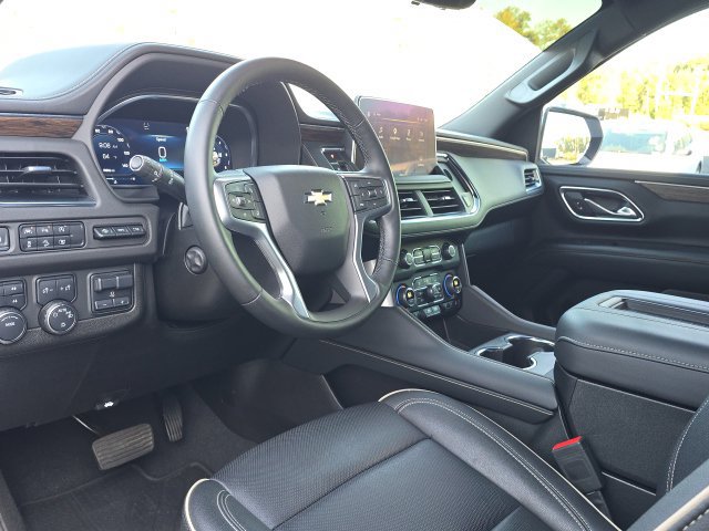 Used 2024 Chevrolet Suburban Premier w/ Premium Package AWD/4WD image 32
