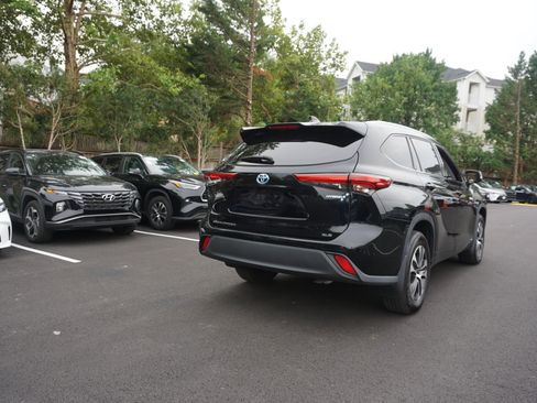 Used 2021 Toyota Highlander XLE AWD/4WD image 4