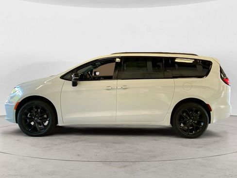 New 2026 Chrysler Pacifica Limited w/ S Appearance Package image 2