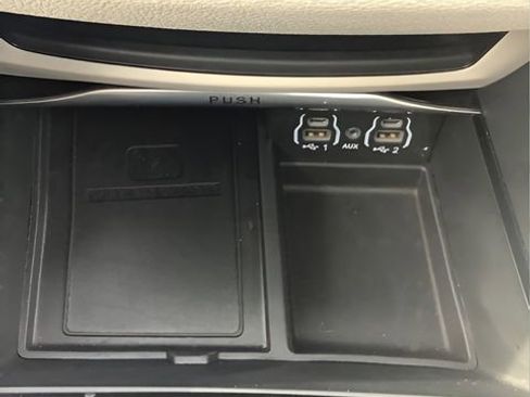 Certified 2024 Chrysler Pacifica Limited image 26