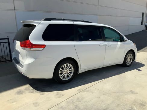 Used 2012 Toyota Sienna XLE w/ XLE Navigation Pkg FWD image 5