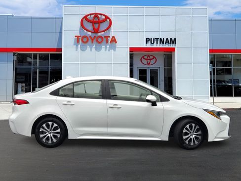 Used 2022 Toyota Corolla LE FWD image 3