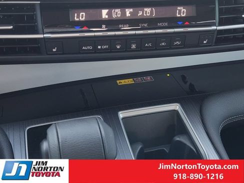 Used 2025 Toyota Sienna XLE AWD/4WD image 19