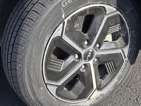 Used 2023 Kia Niro LX image 21