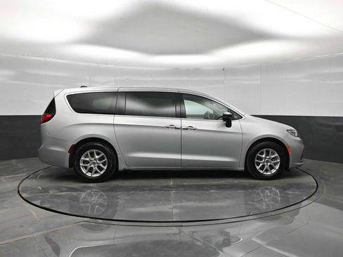 Used 2024 Chrysler Pacifica Touring-L FWD image 9