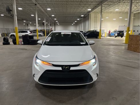 Used 2024 Toyota Corolla LE FWD image 2