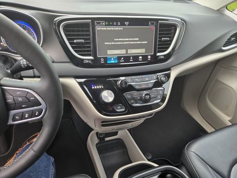 Used 2024 Chrysler Pacifica Touring-L image 10