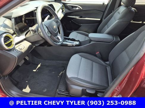 Used 2025 Chevrolet Trax LT w/ Driver Confidence Package FWD image 16