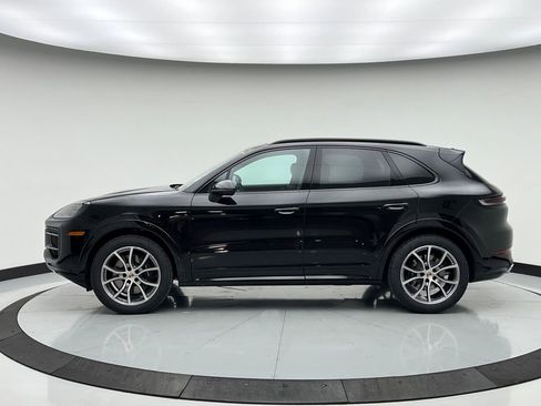 Used 2025 Porsche Cayenne image 2