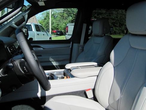 Used 2026 Jeep Grand Wagoneer Limited w/ Convenience Group I AWD/4WD image 7