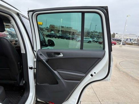 Used 2015 Volkswagen Tiguan SE image 25