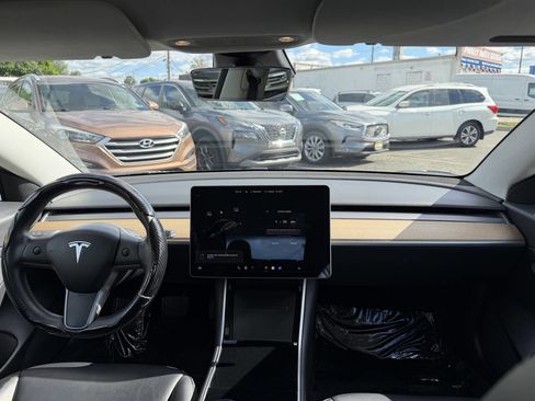 Used 2020 Tesla Model 3 Standard Range RWD image 18