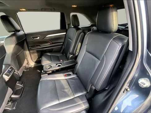 Used 2019 Toyota Highlander XLE image 16