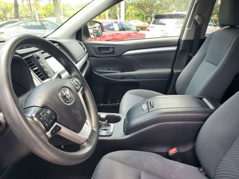 Used 2019 Toyota Highlander LE FWD image 16