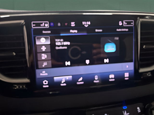 Used 2025 Chrysler Pacifica Select FWD image 20