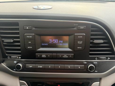 Used 2017 Hyundai Elantra SE image 17