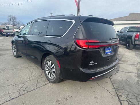 Used 2021 Chrysler Pacifica Touring-L image 3