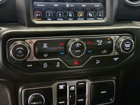 Used 2018 Jeep Wrangler Unlimited Sahara AWD/4WD image 10