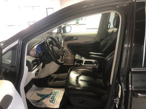 Used 2018 Chrysler Pacifica Touring-L Plus FWD image 11