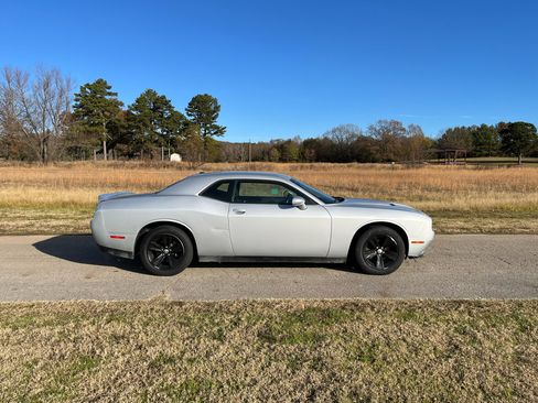 Used 2020 Dodge Challenger SXT image 1