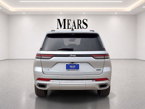 Used 2022 Jeep Grand Cherokee Overland w/ Luxury Tech Group IV AWD/4WD image 4