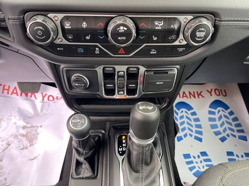 Used 2025 Jeep Wrangler Unlimited Sahara image 25