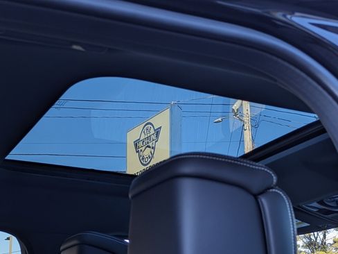 Used 2024 Land Rover Discovery Dynamic SE image 36