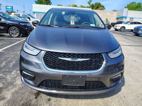 Used 2023 Chrysler Pacifica Touring-L FWD image 2
