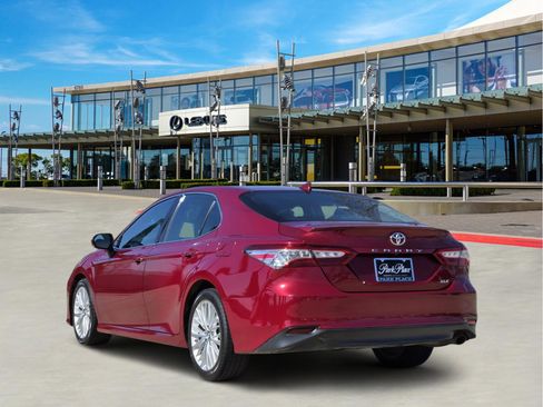 Used 2019 Toyota Camry XLE image 4