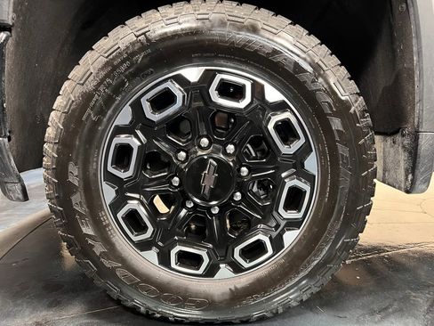 Used 2024 Chevrolet Silverado 2500 Custom w/ Custom Value Package image 6