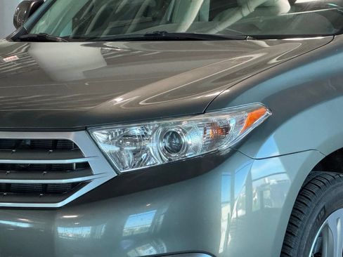 Used 2011 Toyota Highlander Limited w/ Tow Pkg AWD/4WD image 5