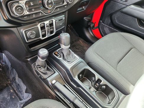 Used 2020 Jeep Wrangler Unlimited Sahara image 17