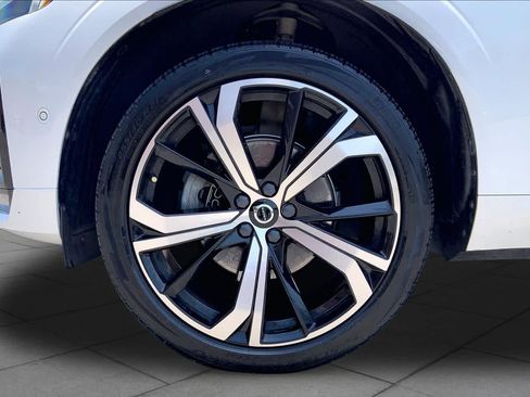 Used 2023 Volvo XC60 B5 Ultimate w/ Climate Package FWD image 11